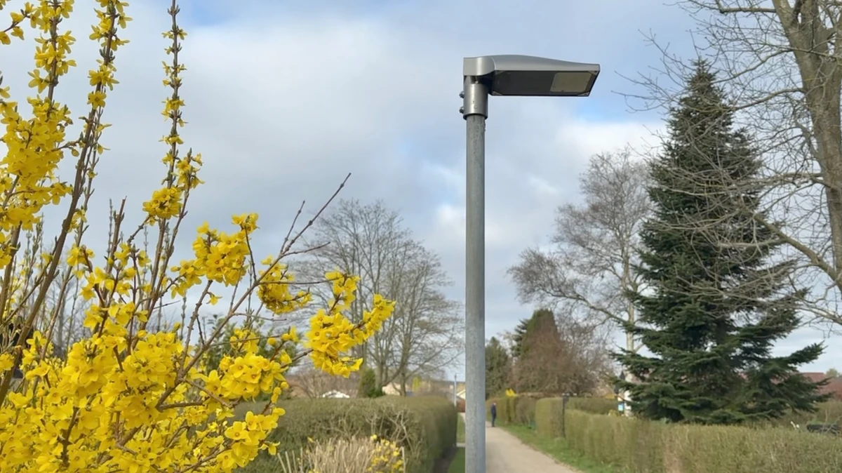 LED-lampe på en sti i et boligkvarter