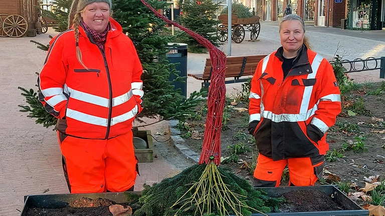 Gitte og Trine fra Odder Kommunes Vej & Park foran en af deres juledekorationer i Odder by