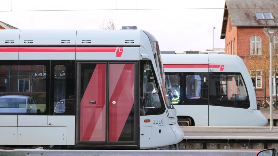 To Letbanetog på stationen i Odder