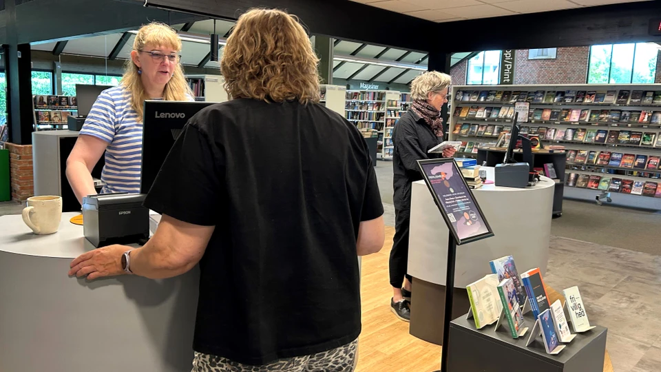 Ekspeditionsområdet på Odder Bibliotek