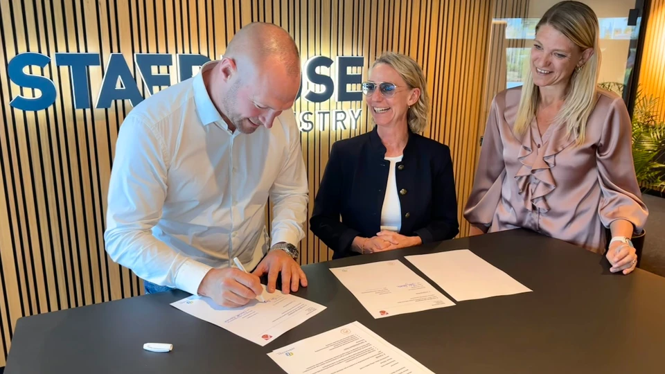 John Stærmose underskriver partnerskabsaftalen med Jobcenter Odder