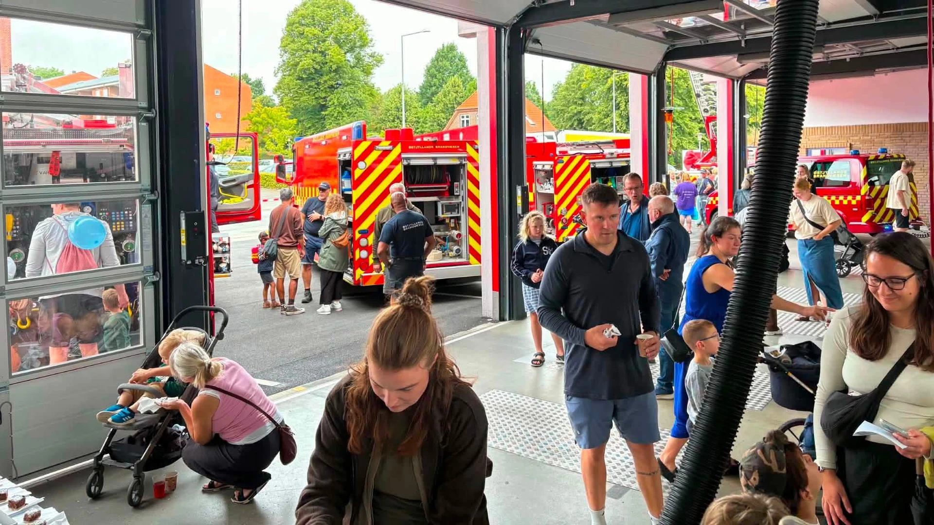 Besøgende på Odder Brandstation til åbent hus