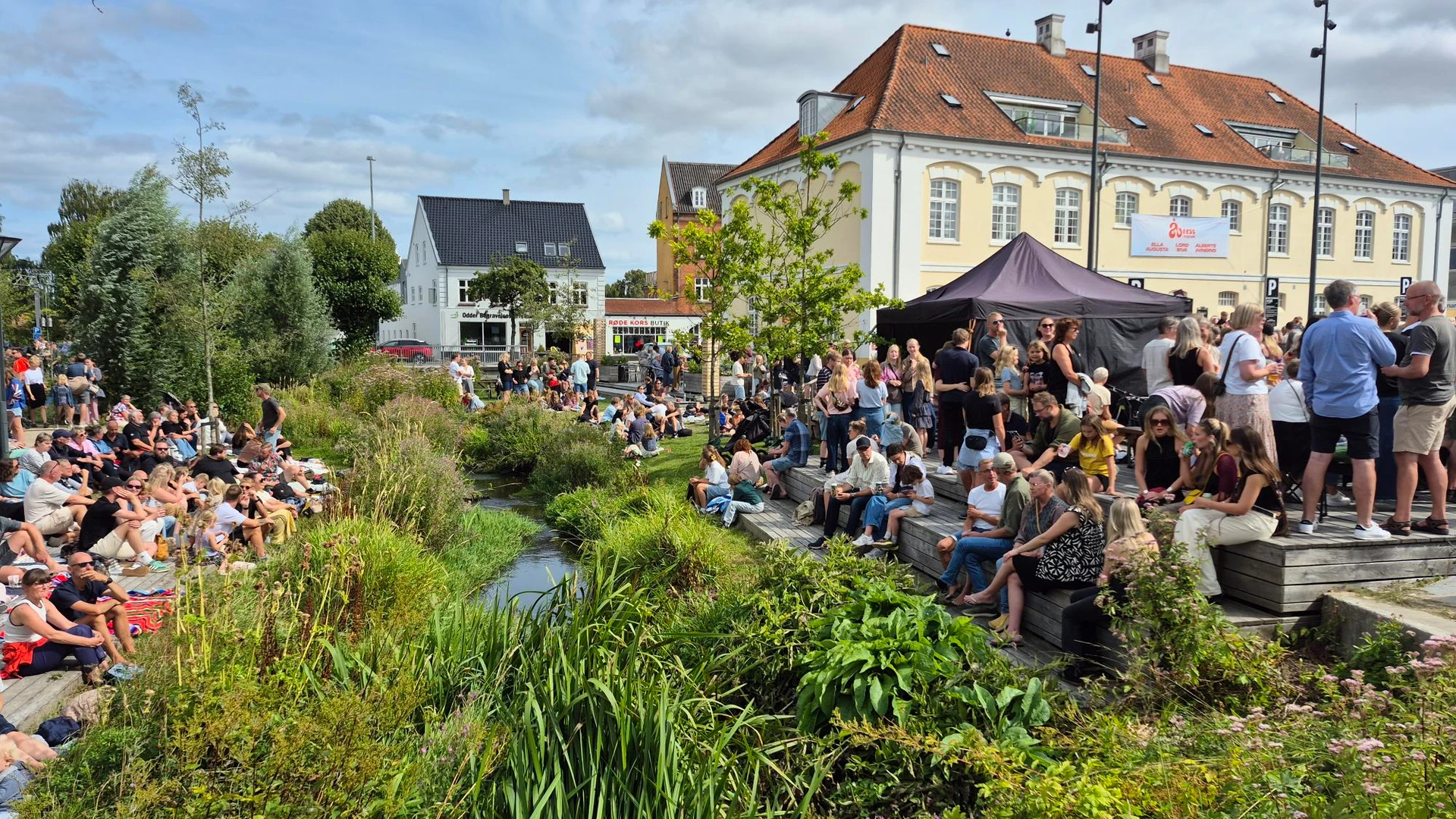 Mennesker til Åfest ved Polititorvet