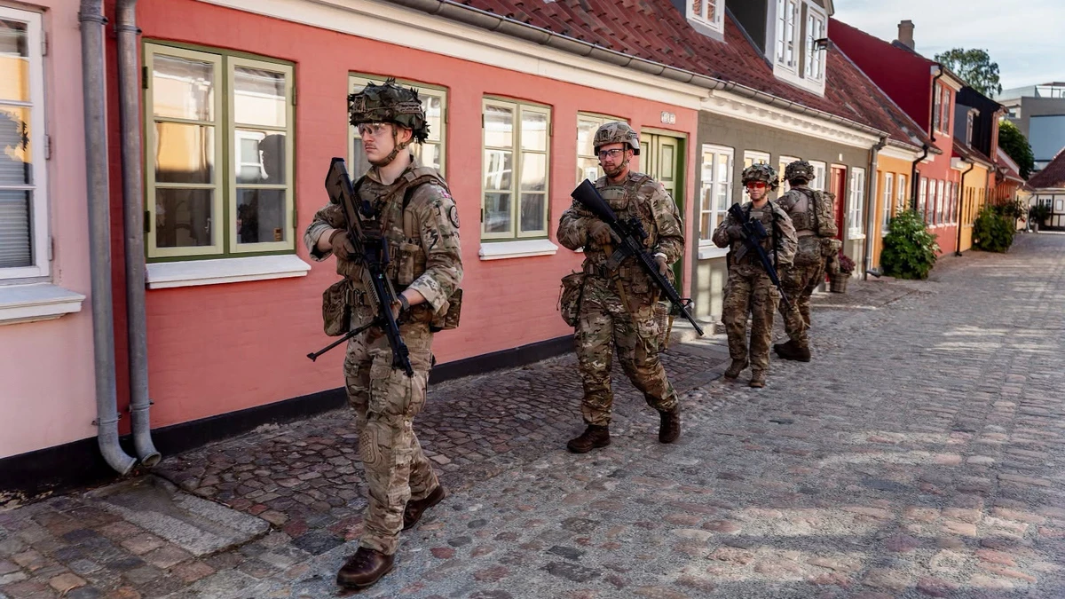 Hjemmeværnet på patrulje i en by